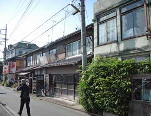 長井写真館（右端）と新町会館（最奥の洋館）