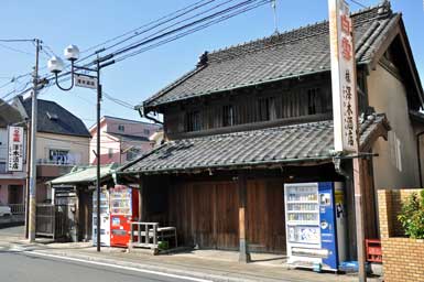 澤木酒店/昭和初期の建物で，看板や内装もそのままで，今も商売を続けておられます