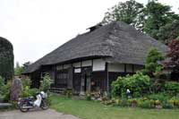 県内で実際に居住し続ける重文は滝田家だけです。17世紀中旬ごろの建築と推定。