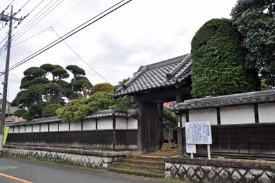 旧稲吉本陣／玄関屋根の上部には，領主・本堂氏の紋・笹りんどうが付けられています。ちなみに向かいに脇本陣がありました。