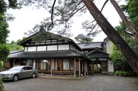 高島屋／江戸後期の特徴を残しています｡ほかに旧米蔵，土蔵も文化財として登録されています｡