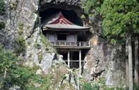 鎌倉時代に源頼朝が再建し，現在に至る｡鳥取県でも有数の古建築
