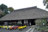 瀬戸屋敷/江戸時代後期の建築で，名主の瀬戸家住宅です｡町の文化財に指定されています