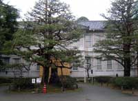 石川県立金沢第二中学校として建築｡屋根に三つの尖塔があります
