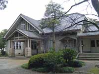 大正11年，陸軍第九師団長長官舎として建てられました｡元もと加賀藩家老・本多氏の上屋敷のあったところです