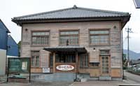 旧来民郵便局舎／木造２階建て洋館風で下見板張りで肌色に塗装。熊本県の文化遺産に指定