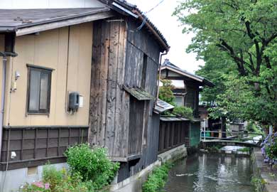 旧中城町/熊野若宮神社は県の文化財で，その横の疎水（中条川の支流）沿いの町に趣があります｡