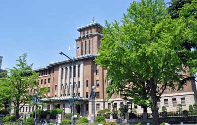 神奈川県庁本庁舎／昭和３年築・登録文化財／ドラマなどのロケ地として親しまれています｡