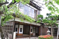 旧伊藤家の別邸だった建物を博物館として開館｡會津八一が晩年の10年間過ごしたところです