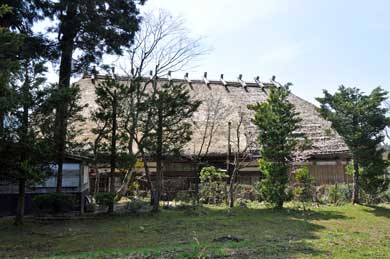 築150年以上の茅葺き屋根のある母屋。４世代８人家族の大所帯。