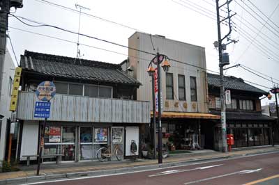 右端が小島商店・昭和12年築（1937），当時，練炭，繭糸商