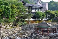 桂川と独鈷の湯。修善寺温泉のシンボルです
