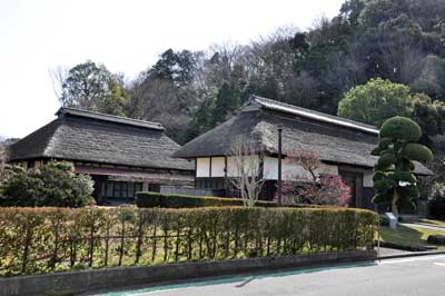 飯田家住宅（非公開）/横浜市指定有形文化財｡旧北綱島村の名主を務めた名主で堀割も残されています｡江戸時代後期の建築です