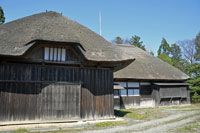 江戸時代末期の建築。曲り屋形式の簡素なデザイン。