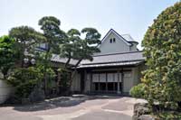 富士製紙社長・村田一郎邸として大正13年（1924）築。国の登録文化財，市の景観需要建築物です