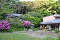 和館は旧和辻哲郎が江戸後期の建物を，練馬区で民家として使用していたのを，この地に移転してきました