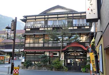 萬寿福（ますふく）旅館・昭和２年築で唐破風のある木造３階建て